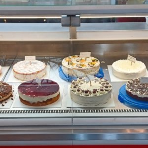 Kuchenverkauf bei Firma WEKO in Pfarrkirchen am Sonntag, 12.04.2026