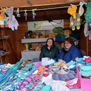 Verkauf von Strickwaren und Weihnachtsdeko beim Weihnachtsmarkt in Pfarrkirchen von Samstag, 29.11.2025 bis Sonntag, 07.12.2025